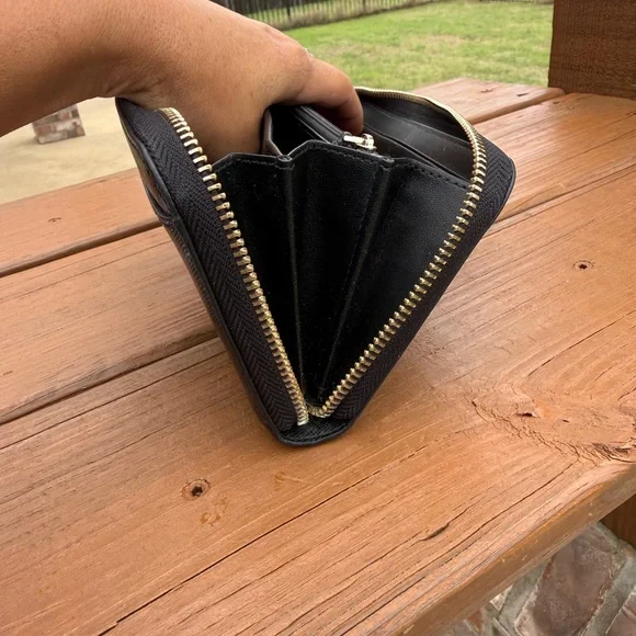 GUC Kate Spade Black Leather Textured Long Wallet - Picture 9 of 10